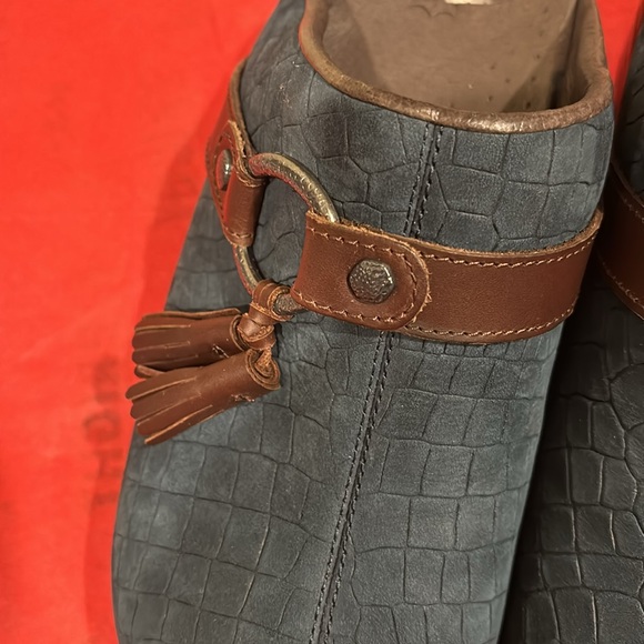 Retired Dansko Leather MULES: Blue W/ Brown Tassel: Women’s size 40 - Picture 2 of 5